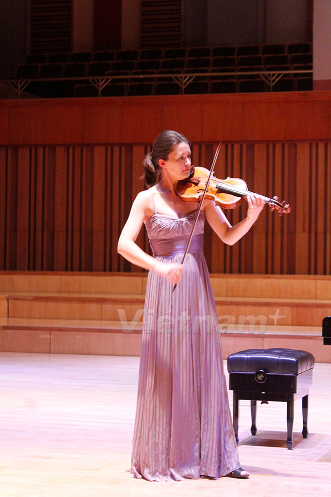 Nghệ sỹ violin Veroniqué Mathieu trong một tiết mục solo. (Ảnh: Hữu Đức/Vietnam+)