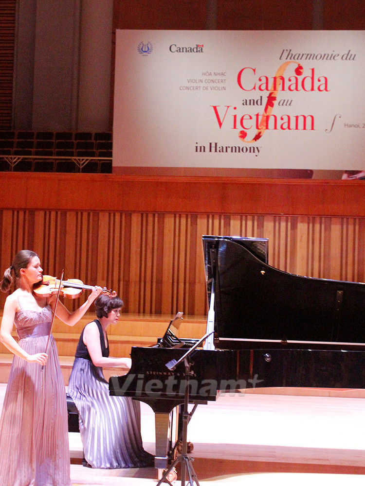 Hai nghệ sỹ cùng thể hiện nhạc phẩm "Sonata giọng La trưởng" của Antonio Vivaldi (Ảnh: Hữu Đức/Vietnam+)