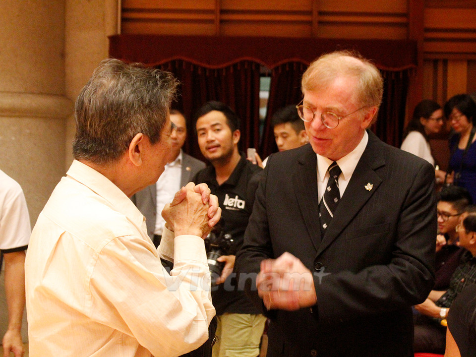 Đại sứ Canada tại Việt Nam David Devine trò chuyện trong giờ nghỉ giữa hai phần của buổi hòa nhạc. (Ảnh: Hữu Đức/Vietnam+)