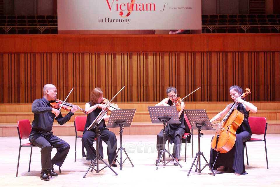 Nhóm nghệ sỹ trình diễn bản tứ tấu số 2, chương 1 thuộc "Tứ tấu Aurora" (Ảnh: Hữu Đức/Vietnam+)