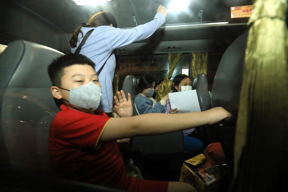 Các em học sinh được về nhà. (Ảnh: Thành Đạt/TTXVN)