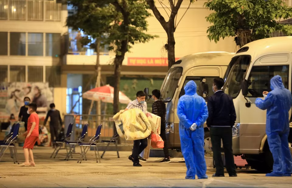 Phụ huynh chuyển đồ dùng cá nhân lên xe để trở về nhà. (Ảnh: Thành Đạt/TTXVN)