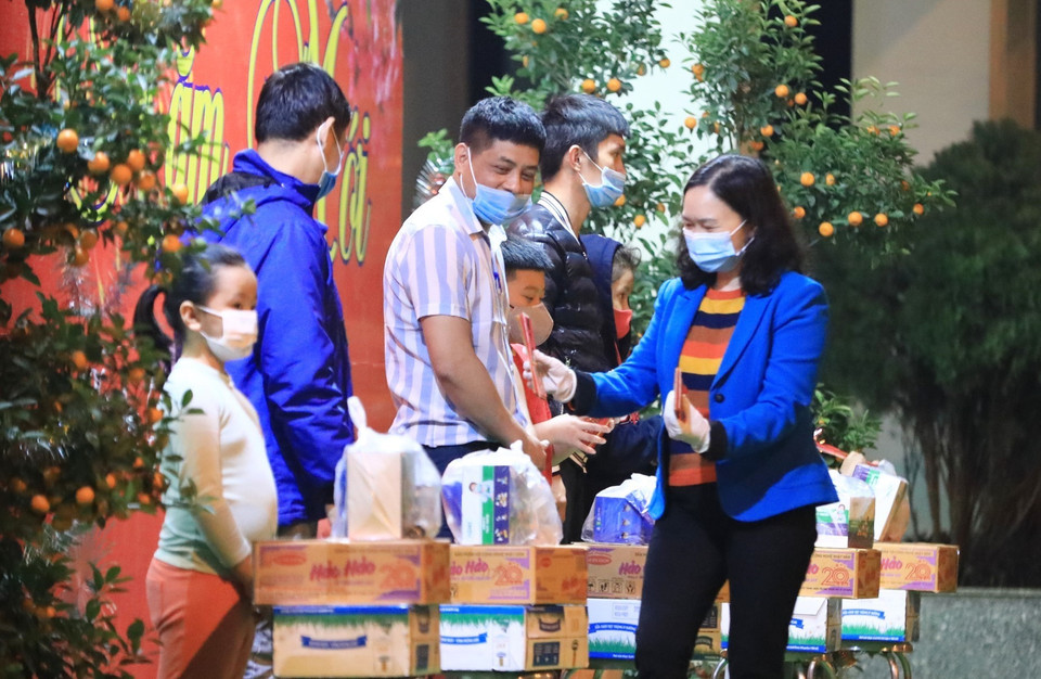 Cô giáo Lê Thị Tuyết Lan, Hiệu trưởng trường Tiểu học Xuân Phương chúc Tết các học sinh và phụ huynh được trở về nhà ăn Tết và tiếp tục cách ly tại nhà theo quy định. (Ảnh: Thành Đạt/TTXVN)