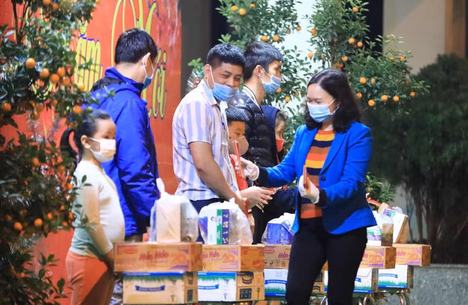 Cô giáo Lê Thị Tuyết Lan, Hiệu trưởng trường Tiểu học Xuân Phương chúc Tết các học sinh và phụ huynh được trở về nhà ăn Tết và tiếp tục cách ly tại nhà theo quy định. (Ảnh: Thành Đạt/TTXVN)