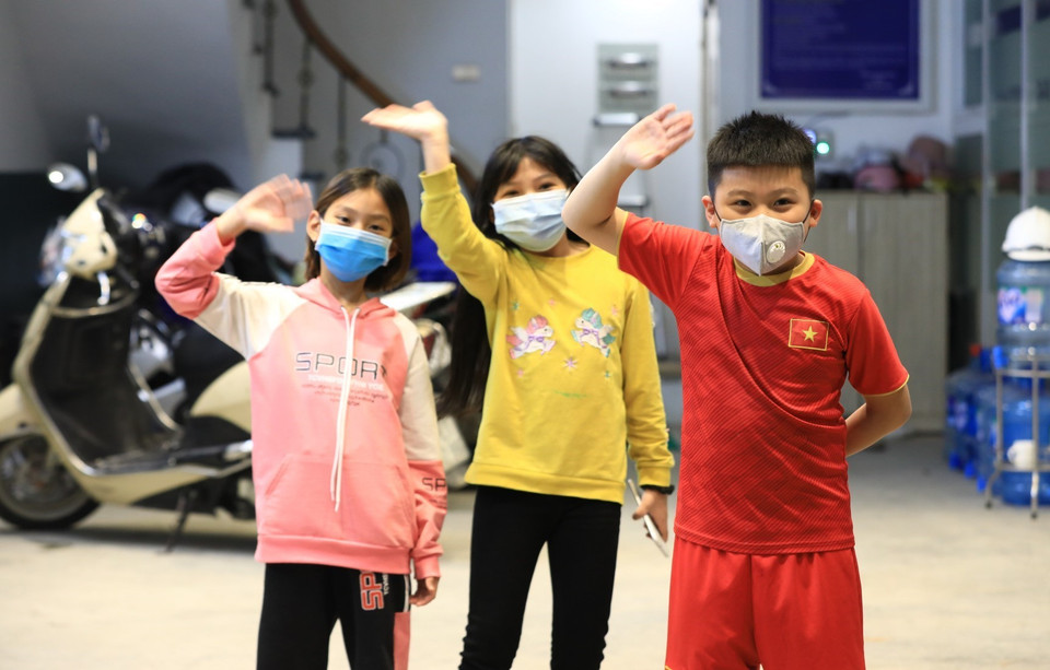 Niềm vui của các học sinh khi được về nhà ăn Tết. (Ảnh: Thành Đạt/TTXVN)