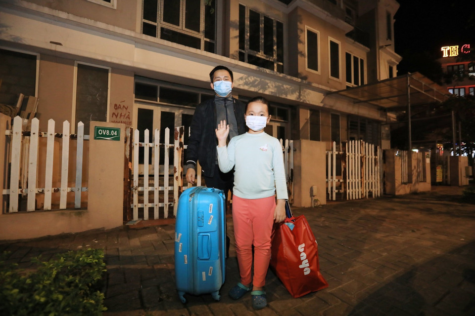 Niềm vui của hai bố con khi được về nhà ăn Tết.( Ảnh: Thành Đạt/TTXVN)