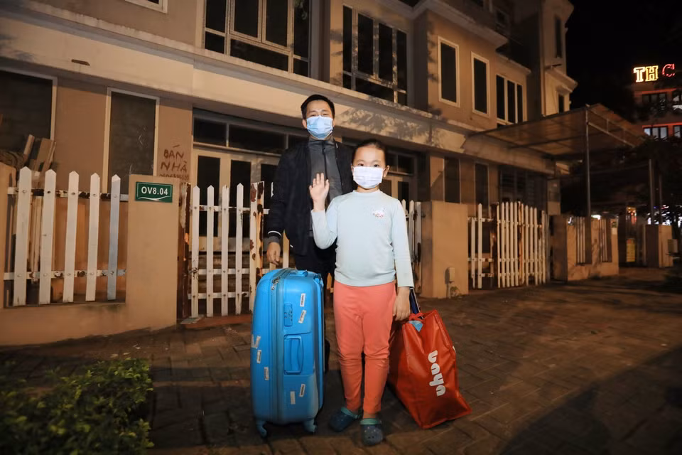 Niềm vui của hai bố con khi được về nhà ăn Tết.( Ảnh: Thành Đạt/TTXVN)