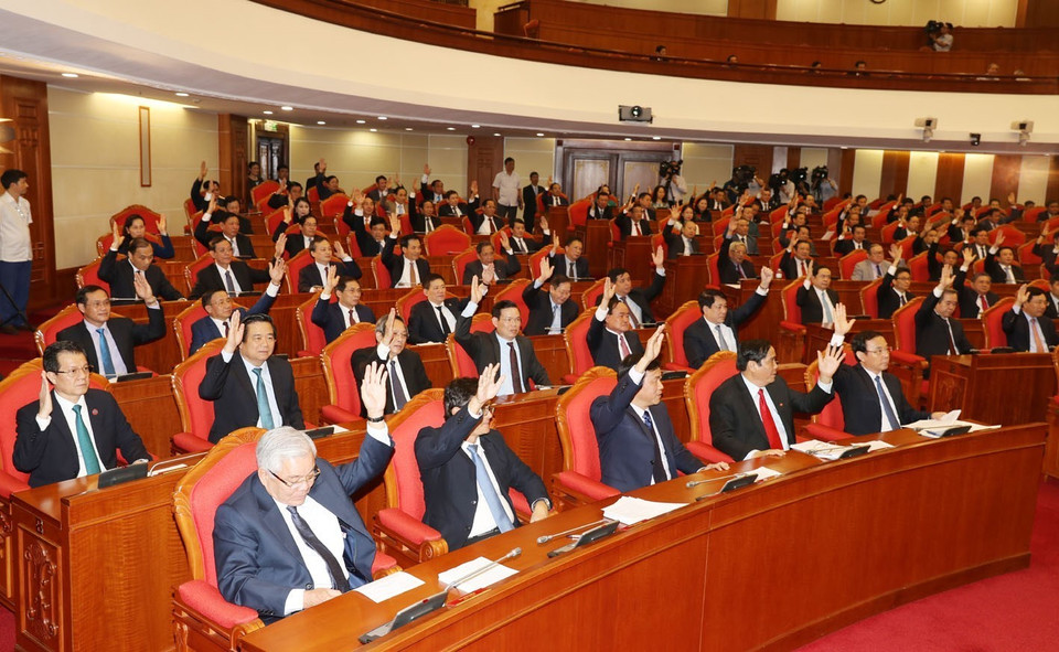 Các đồng chí lãnh đạo Đảng, Nhà nước và các đại biểu biểu quyết thông qua Nghị quyết Hội nghị Trung ương lần thứ mười hai. (Ảnh: Trí Dũng/TTXVN)