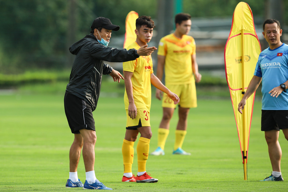 Trợ lý Lee Young-jin chỉ đạo trực tiếp một trong hai đội nhỏ của U22 Việt Nam phải hướng dẫn gắt gao với các cầu thủ. (Ảnh: Phúc Tá/Vietnam+)