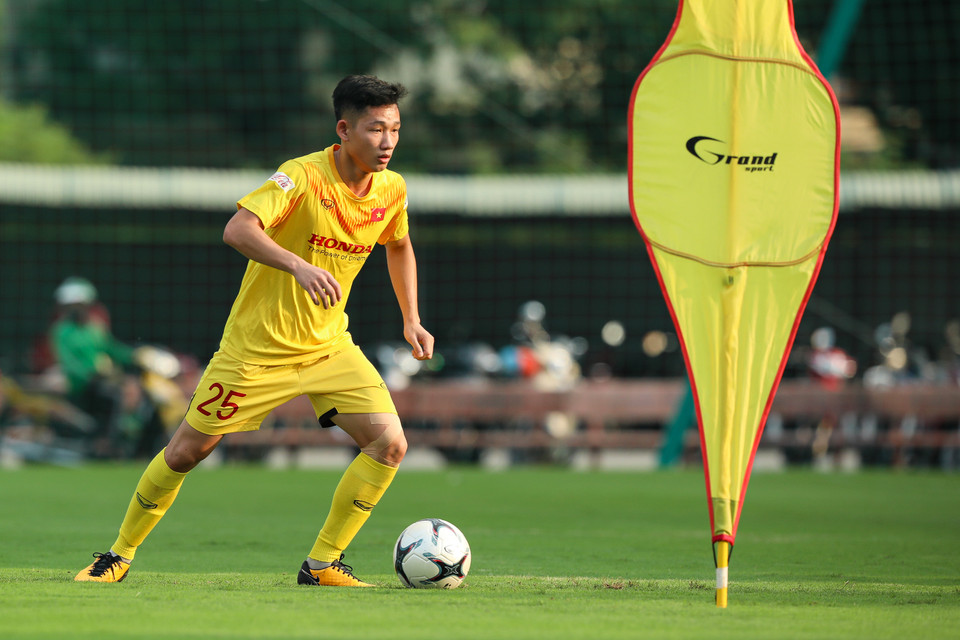Tiền vệ Hai Long thực hiện trơn tru bài tập chiều 19/8. Đây là gương mặt đáng chú ý nhất của U22 Việt Nam đợt tập trung này khi vừa qua tỏa sáng liên tục ở V-League 2020. (Ảnh: Phúc Tá/Vietnam+)