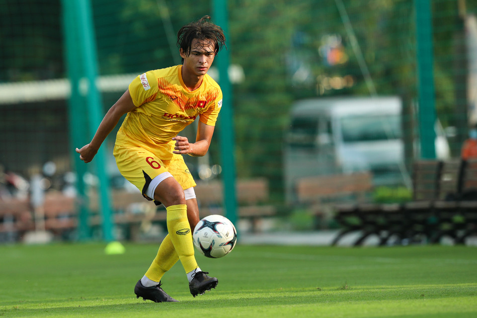Trong khi đó, tiền vệ Tiêu Exal được truyền thông để ý gần đây lại không thực sự nhuần nhuyễn trong một số bài tập. (Ảnh: Phúc Tá/Vietnam+)