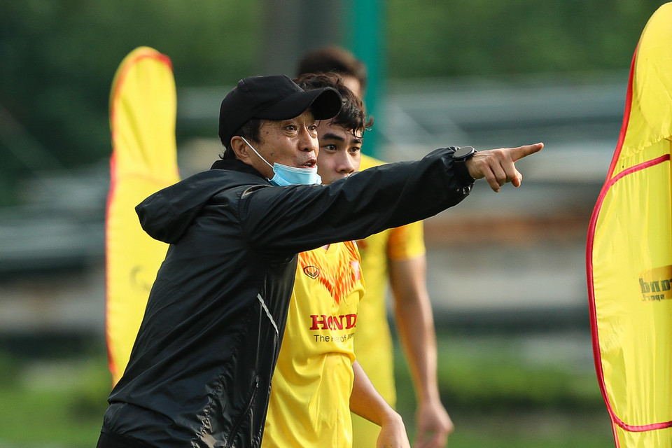 Huấn luyện viên Park Hang-seo không trực tiếp chỉ đạo U22 Việt Nam ở các buổi tập mà chỉ quan sát chung và theo sát quá trình tập luyện. Trợ lý Lee Young-jin và Kim Han-yoon sẽ trực tiếp hướng dẫn cầu thủ trong buổi tập. (Ảnh: Phúc Tá/Vietnam+)