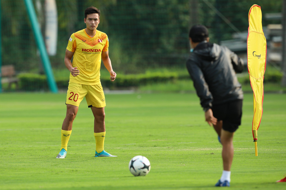 Trợ lý Lee làm mẫu trong bài tập chuyền bóng cùng trung vệ Bùi Hoàng Việt Anh (một trong hai đội trưởng của U22 Việt Nam). (Ảnh: Phúc Tá/Vietnam+)