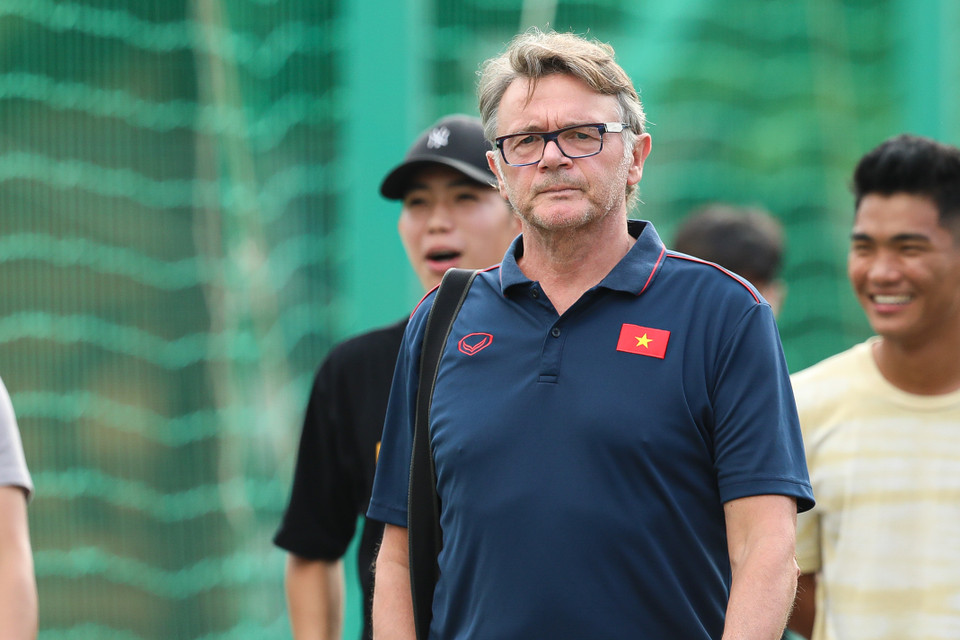  Buổi tập chiều 19/8, huấn luyện viên Philippe Troussier cũng có mặt theo dõi U22 Việt Nam. Ông cùng U19 Việt Nam sẽ bắt đầu hội quân vào ngày mai (20/8) tại Trung tâm đào tạo bóng đá trẻ Việt Nam (Hà Nội) và sau đó chuyển về tập luyện tại Trung tâm đào tạo PVF (Hưng Yên). (Ảnh: Phúc Tá/Vietnam+)