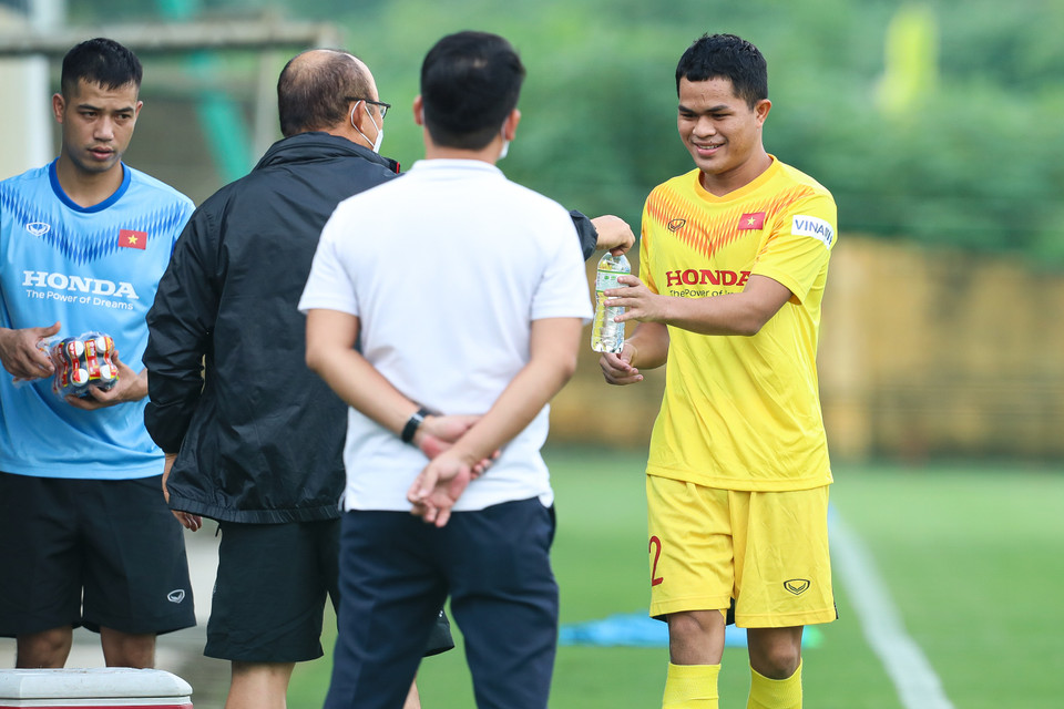 Cầu thủ Dụng Quang Nho (một trong hai đội trưởng U22 Việt Nam) cho biết các cầu thủ lên tuyển đợt này không nghĩ xa vời tới SEA Games 31 mà chỉ đặt mục tiêu trước mắt là thể hiện thật tốt khi được huấn luyện viên Park Hang-seo trao cơ hội. (Ảnh: Phúc Tá/Vietnam+)