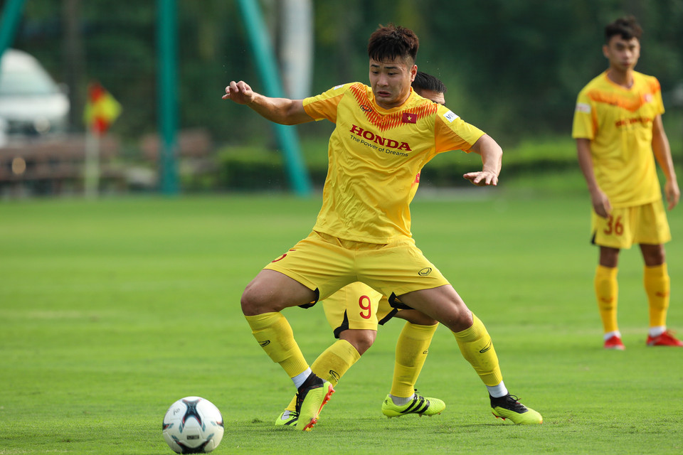 Bài tập di chuyển liên tục và chuyền bóng của huấn luyện viên Park Hang-seo làm khó nhiều tuyển thủ U22 Việt Nam trong chiều 19/8. (Ảnh: Phúc Tá/Vietnam+)