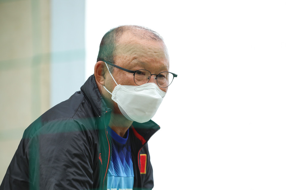 Ông Park Hang-seo theo dõi rất sát buổi tập của U22 Việt Nam. (Ảnh: Phúc Tá/Vietnam+)