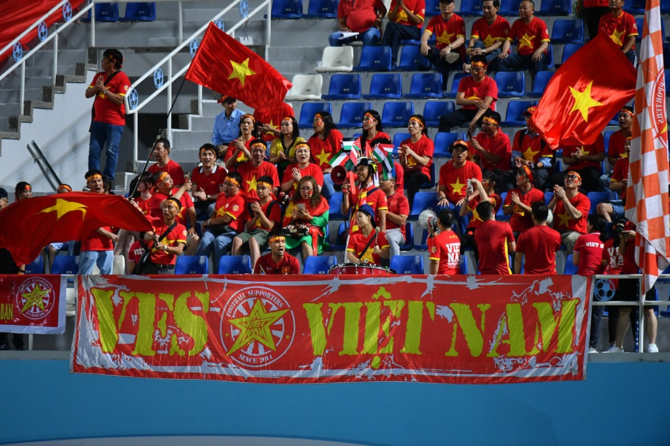 Rất đông người hâm mộ đã có mặt tại Uzbekistan để cổ vũ trận tứ kết của U23 Việt Nam với U23 Saudi Arabia. (Ảnh: VFF) 