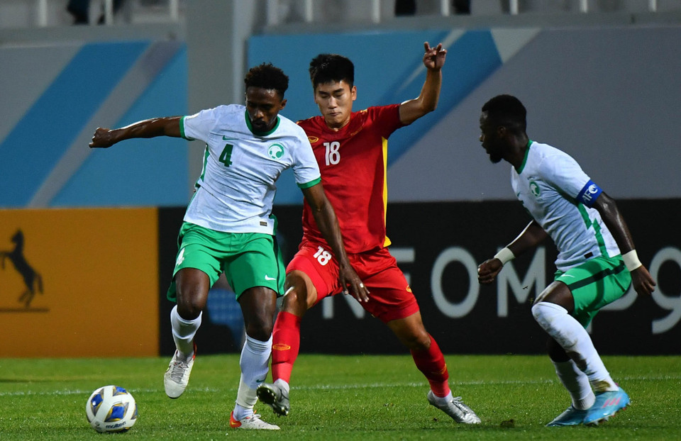 Tuy nhiên, sự chủ động của U23 Việt Nam không được duy trì lâu khi U23 Saudi Arabia mang đẳng cấp và thực lực mạnh hơn để đòi lại thế trận. (Ảnh: VFF)