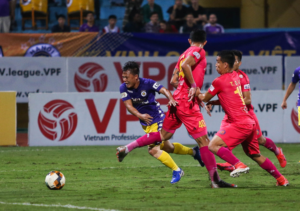 Tuy nhiên, sự việc trọng tài không được đẩy quá cao bởi sau cùng Hà Nội FC đã thắng 4-2 Sài Gòn để tiếp tục cuộc đua vô địch V-League 2020 khi còn một trận đấu trước mắt. (Ảnh: Hiển Nguyễn/Vietnam+)