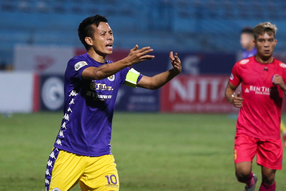 Hay như tiền đạo Văn Quyết và Thành Lương nhiều lần phản ứng với ông Nguyễn Đình Thái vì không cho Hà Nội FC hưởng phạt đền. (Ảnh: Hiển Nguyễn/Vietnam+)