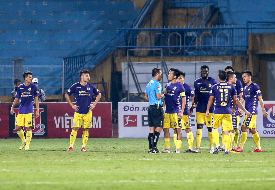 Trước Sài Gòn FC, cầu thủ Hà Nội FC nhiều lần phản ứng trọng tài khi trận đấu đang diễn ra. Ở tình huống trong ảnh, cầu thủ đội chủ nhà phản đối, cho rằng ngoại binh Sài Gòn FC đã phạm lỗi trước khi ghi bàn gỡ hòa 1-1. (Ảnh: Hiển Nguyễn/Vietnam+)