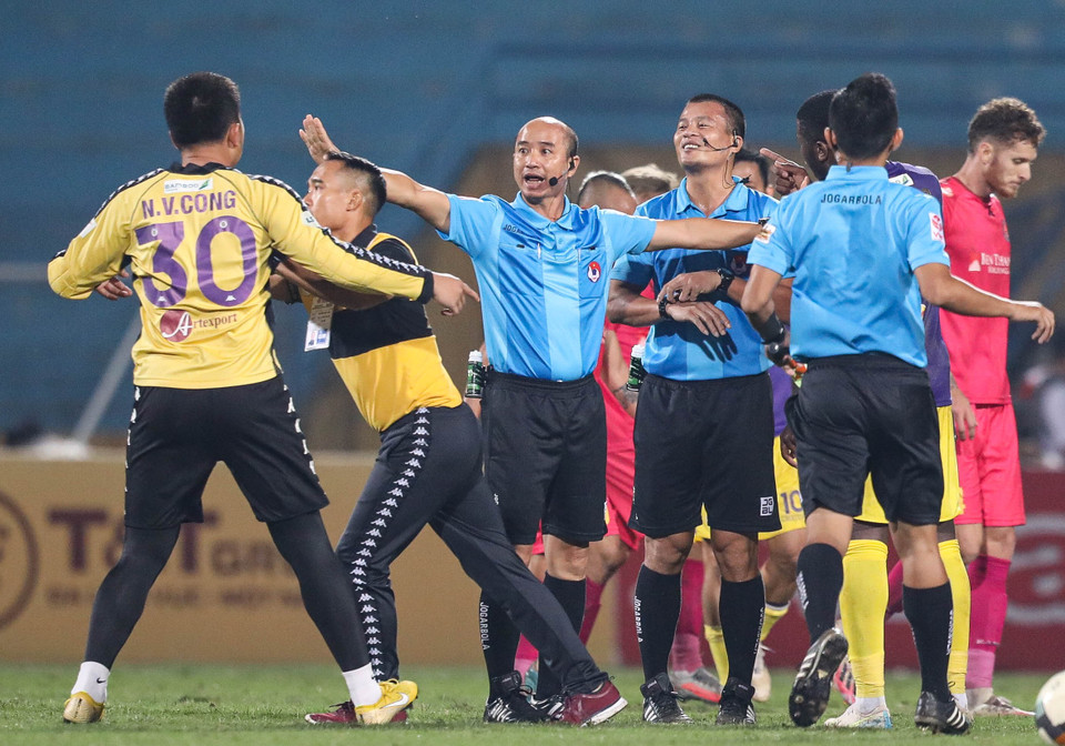 Thủ môn Văn Công chạy vào sân ngay sau trợ lý Nguyễn Công Tuấn, đẩy mạnh vào vai trọng tài và phản ứng gay gắn. Phải nhờ tới sự can thiệp của đồng đội, cầu thủ này mới bình tĩnh trở lại. (Ảnh: Hiển Nguyễn/Vietnam+)
