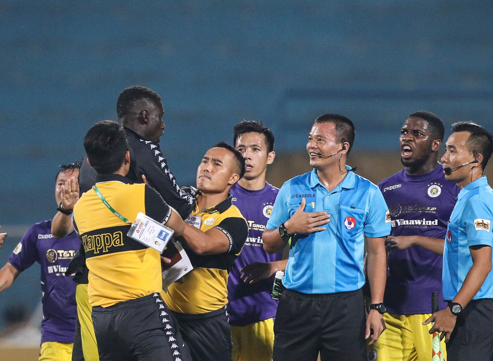 Giải thích sau trận đấu, huấn luyện viên Chu Đình Nghiêm cho rằng: ‘Trong tình huống 50-50, trọng tài không thổi cho Sài Gòn FC. Đó là lỗi nhận định nên dẫn đến chúng tôi phản ứng.’ (Ảnh: Hiển Nguyễn/Vietnam+)