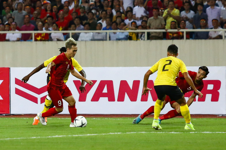 Giống Công Phượng, Văn Toàn không để lại nhiều dấu ấn nổi bật khi được đá tiền đạo ngay từ đầu trước Malaysia. Tuy nhiên, cầu thủ này đã đóng góp nhiều vào lối chơi chung của tuyển Việt Nam. (Ảnh: Nguyên An/Vietnam+)