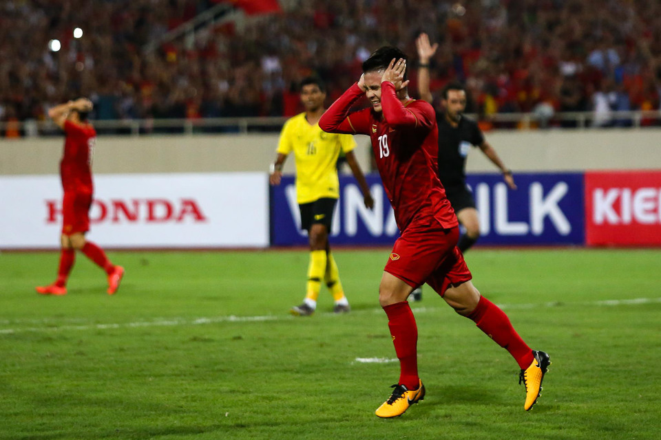 Trước khi ghi bàn quyết định trận đấu, Quang Hải từng sút tung nóc lưới khung thành Malaysia ở phút 28 nhưng không được trọng tài công nhận bởi lỗi việt vị. Tiền vệ này ôm đầu tiếc nuối vì lỡ mất bàn thắng quý giá. (Ảnh: Nguyên An)