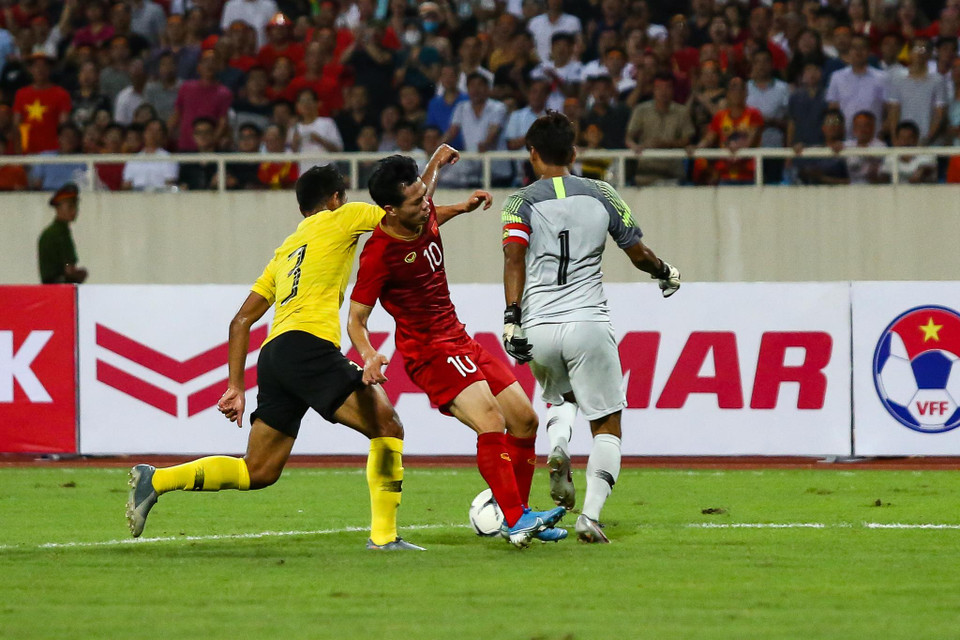 Huấn luyện viên Park Hang-seo hài lòng với màn trình diễn của Công Phượng và cho rằng cầu thủ này làm tốt nhiệm vụ trước Malaysia. (Ảnh: Nguyên An/Vietnam+)