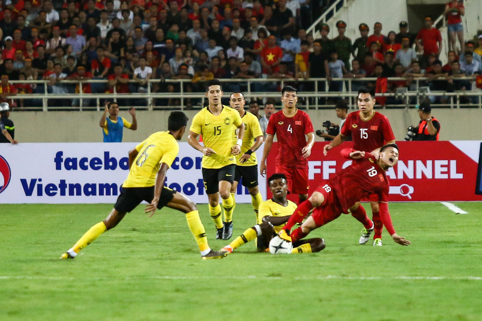 Dù nhiều lần bị đối phương phạm lỗi, số 19 của tuyển Việt Nam vẫn thi đấu tự tin và tạo nên những đường bóng nguy hiểm. (Ảnh: Nguyên An)