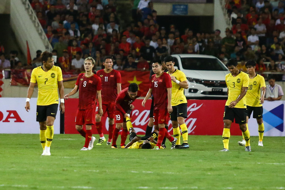 Không chỉ thể hiện chuyên môn tốt, Quang Hải cho thấy tinh thần thi đấu chuyên nghiệp khi nhiều lần giúp đỡ cầu thủ đối phương bị căng cơ. (Ảnh: Nguyên An)