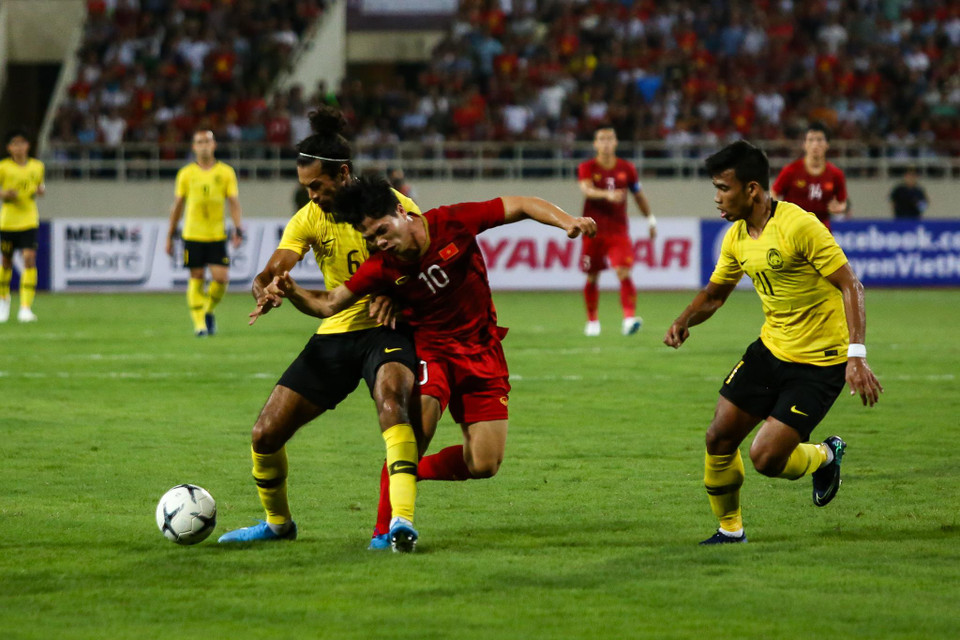 Tuy vậy, trong các lần rê bóng xộc thẳng vào vòng cấm đối thủ, Công Phượng đều thất bại bởi bị cắt bóng hoặc phạm lỗi. (Ảnh: Nguyên An/Vietnam+)