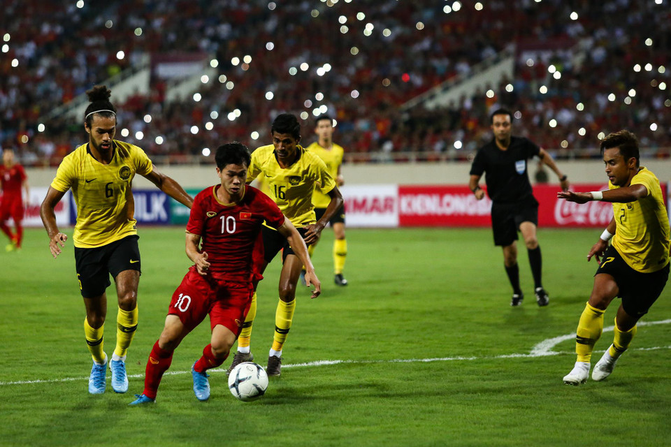 Cầu thủ đang chơi bóng tại Bỉ thi đấu năng nổ với nhiệm vụ thu hút, quấy phá hàng phòng ngự đối phương. (Ảnh: Nguyên An/Vietnam+)