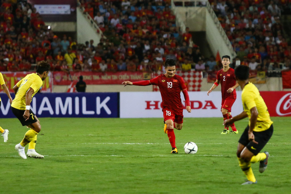 Quang Hải chuyền bóng, điều phối nhịp độ trận đấu tốt bên cạnh việc tổ chức tấn công ấn tượng. (Ảnh: Nguyên An)