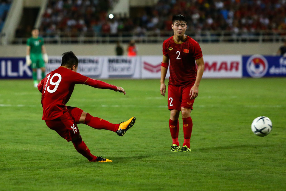Cầu thủ mang số 19 là người chơi hay nhất của tuyển Việt Nam trước Malaysia ở trận đấu tối 10/10 trên sân Mỹ Đình. (Ảnh: Nguyên An)
