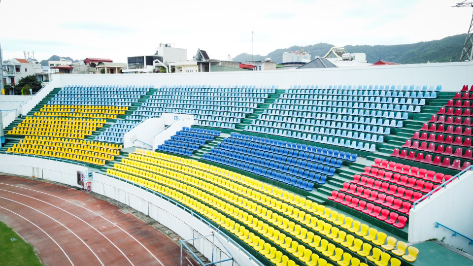 Sân vận động được nâng cấp số lượng ghế ngồi thành khoảng 17.000 chỗ, đầu tư hệ thống mái che mới, cải tạo hệ thống mặt cỏ, dàn đèn chiếu sáng. (Ảnh: PV/Vietnam+)