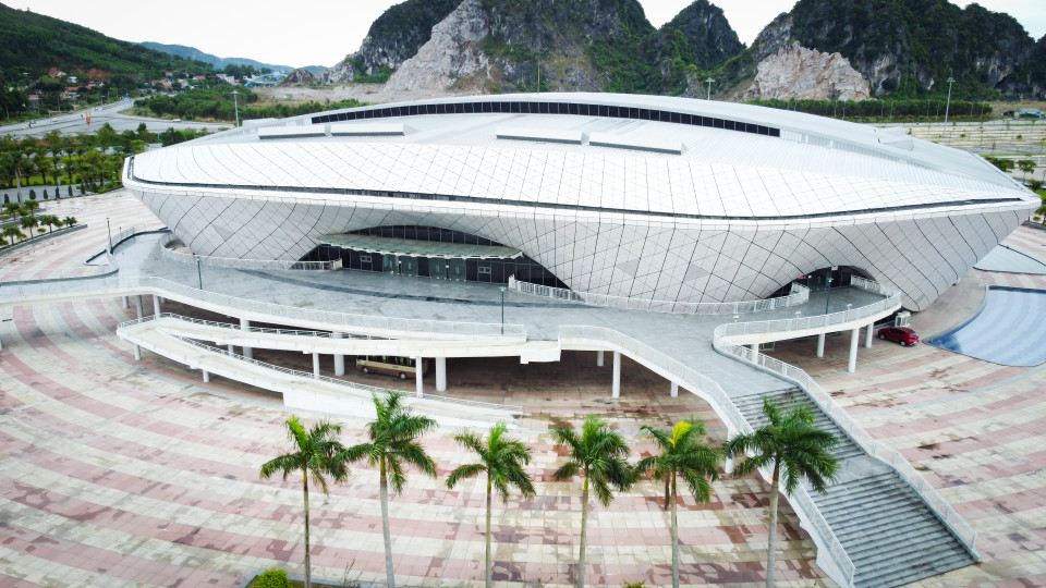 Nhà thi đấu 5000 chỗ ngồi tại Đại Yên (thành phố Uông Bí) đã sẵn sàng tổ chức môn bóng chuyền. (Ảnh: PV/Vietnam+)