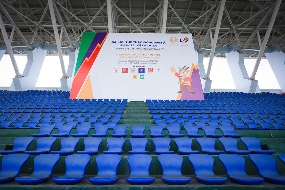 Khoảng 15 ngày trước khi tổ chức SEA Games 31, sân Cẩm Phả sẽ còn tiếp tục được vệ sinh, sơn sửa và hoàn thiện những khâu hoàn thiện cuối cùng. (Ảnh: PV/Vietnam+)