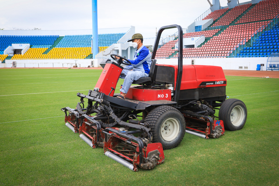Trong số này, công tác cải tạo hệ thống mặt sân thi đấu được chú trọng nhất. Toàn bộ lớp nền và mặt cỏ thi đấu đều được làm mới hoàn toàn với loại cỏ Bermuda theo tiêu chuẩn thi đấu quốc tế. (Ảnh: PV/Vietnam+)