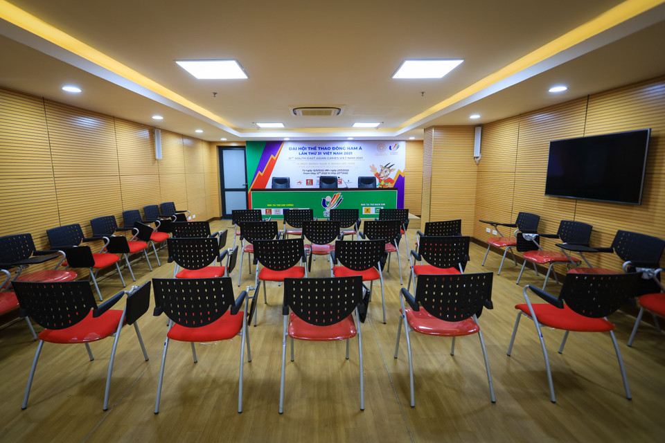 Các phòng chức năng tại sân Cẩm Phả cũng được tu sửa. Trong ảnh, phòng họp báo khang trang, sẵn sàng đón tiếp phóng viên, nhà báo khu vực tới tác nghiệp. (Ảnh: PV/Vietnam+)