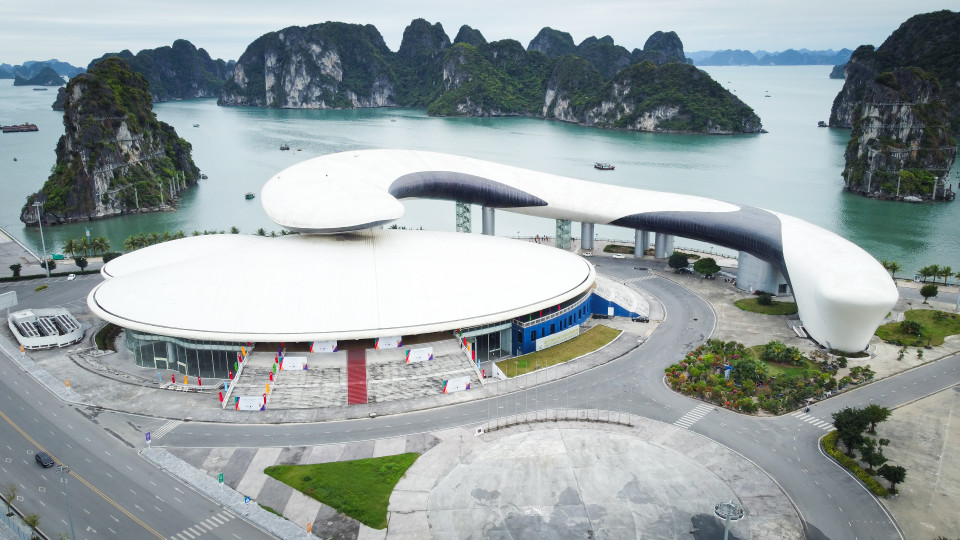 Bên cạnh sân Cẩm Phả, 4 điểm tổ chức SEA Games 31 khác tại tỉnh Quảng Ninh cũng đang được gấp rút hoàn thiện những khâu cuối cùng khi sự kiện lớn đang cận kề. (Ảnh: PV/Vietnam+)