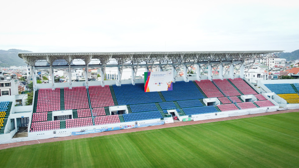 Sân vận động Cẩm Phả đăng cai bảng A của môn bóng đá nữ SEA Games 31, gồm đội tuyển Việt Nam, Philippines, Campuchia và Indonesia. (Ảnh: PV/Vietnam+)