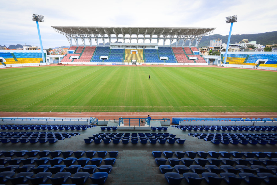 Nhằm chuẩn bị cho SEA Games 31, sân Cẩm Phả được nâng cấp nhiều hạng mục dù vừa được xây mới cách đây ít năm và đạt tiêu chuẩn quốc tế. (Ảnh: PV/Vietnam+)