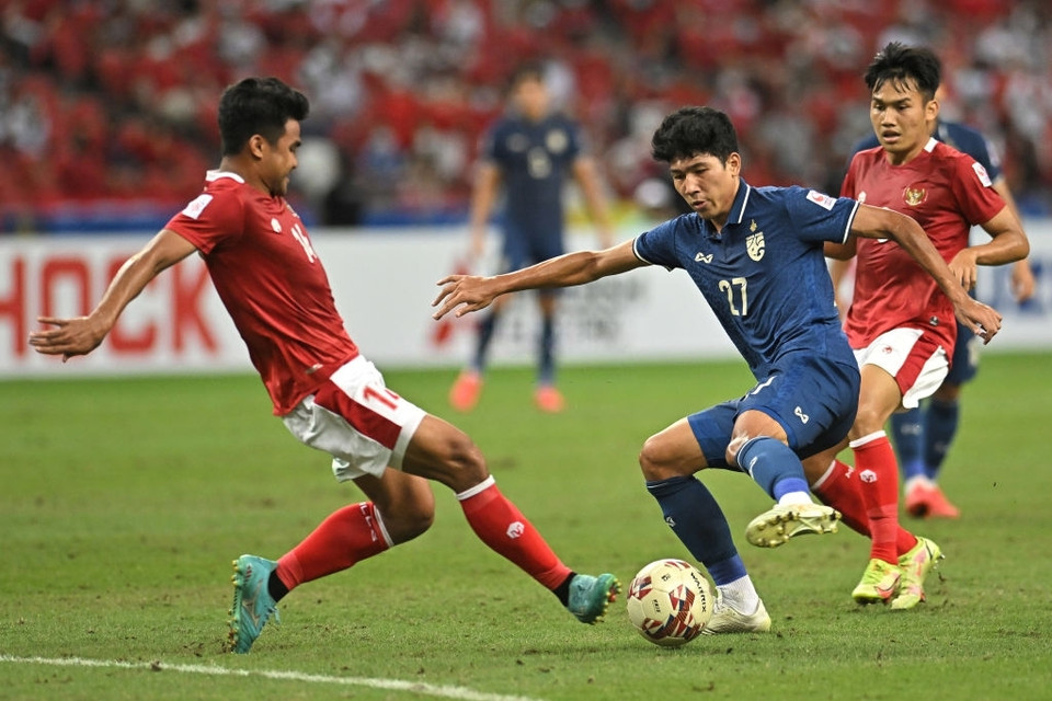 Bàn thắng sớm giúp Thái Lan mở ra thế trận dễ dàng. Trong khi đó, Indonesia gặp áp lực tâm lý, tỏ ra nóng vội và đánh mất lối chơi chặt chẽ như những trận đấu trước tại AFF Cup 2020. (Ảnh: Getty Images)