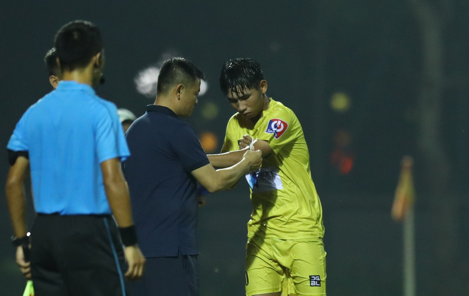 Tuy chỉ là “phó” song chính Văn Quyến là người chủ yếu chỉ đạo trực tiếp U17 Sông Lam Nghệ An thi đấu trên sân. (Ảnh: Thế Hiển/Vietnam+)