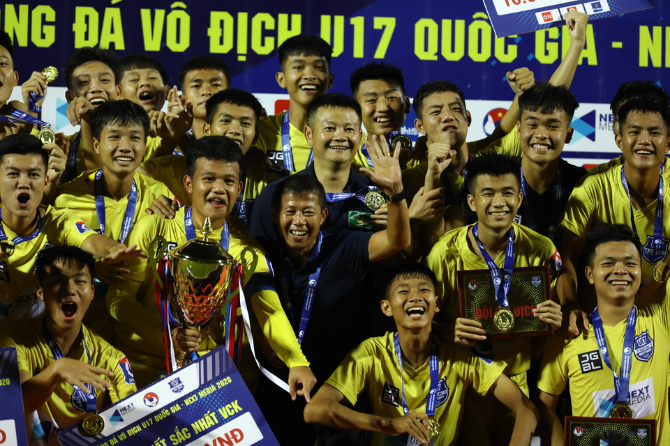 Văn Quyến cùng U17 Sông Lam Nghệ An vô địch U17 Quốc gia 2020 sau khi đánh bại 3-2 U17 Nutifood ở chung kết tối 27/9. (Ảnh: Thế Hiển/Vietnam+)