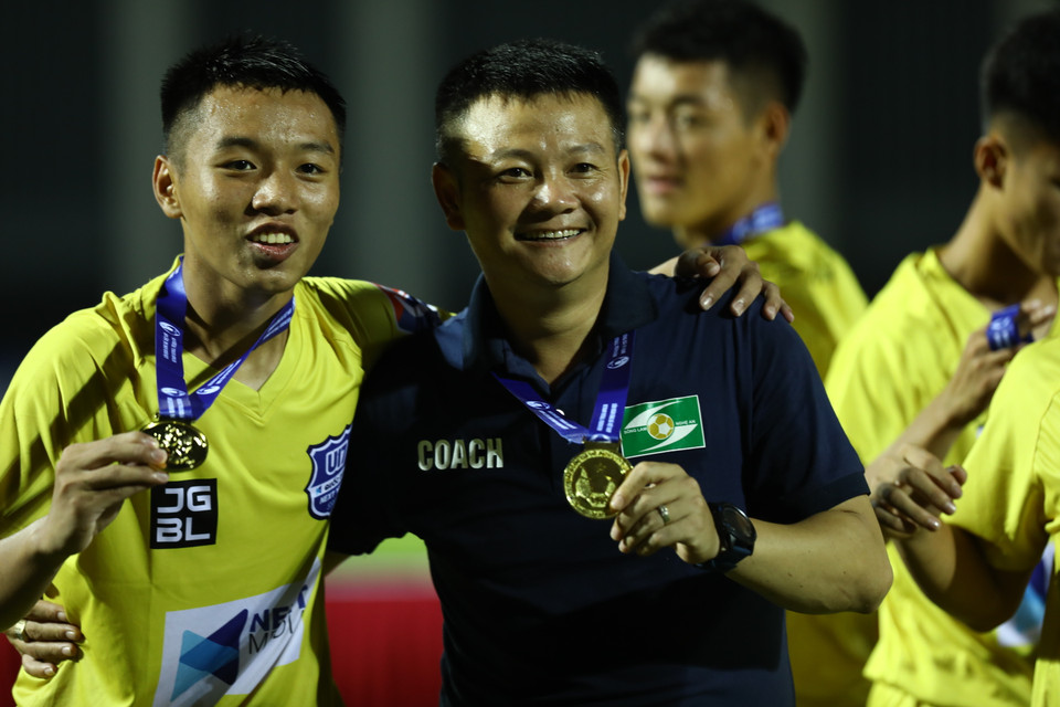 Những đóng góp của Văn Quyến với các đội trẻ Sông Lam Nghệ An là không thể phủ nhận khi chỉ bảo cho học trò bằng tài năng không thể phủ nhận. Anh còn có 'cái duyên vô địch' kể từ khi chuyển sang làm công tác huấn luyện. (Ảnh: Thế Hiển/Vietnam+)