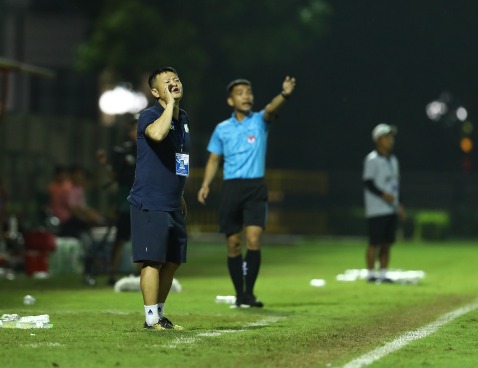 Ngôi sao bóng đá Việt Nam một thời trong vai trò trợ lý cho huấn luyện viên trưởng Lê Kỳ Phương ở U17 Sông Lam Nghệ An. (Ảnh: Thế Hiển/Vietnam+)